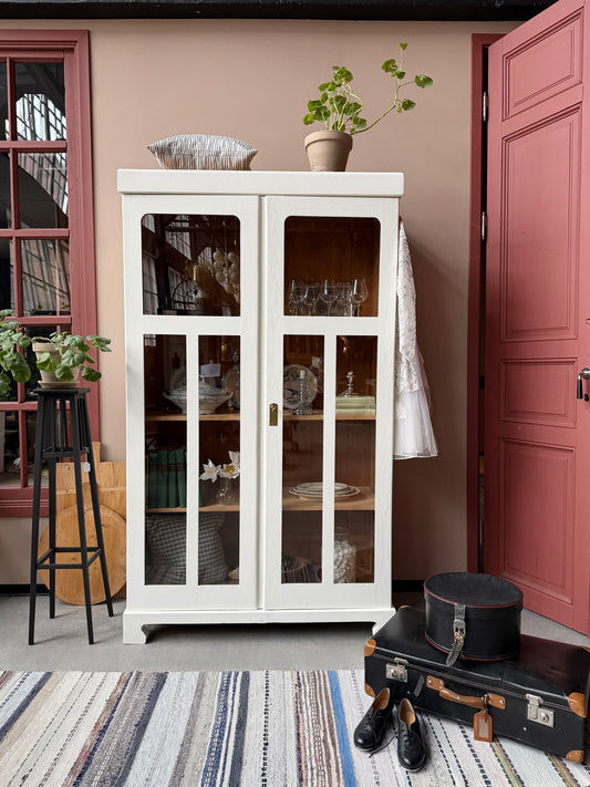 Ett gammalt tufft och vackert vitrinskåp med mjuka former och raka linjer. Passar lika bra i köket som i vardagsrummet.