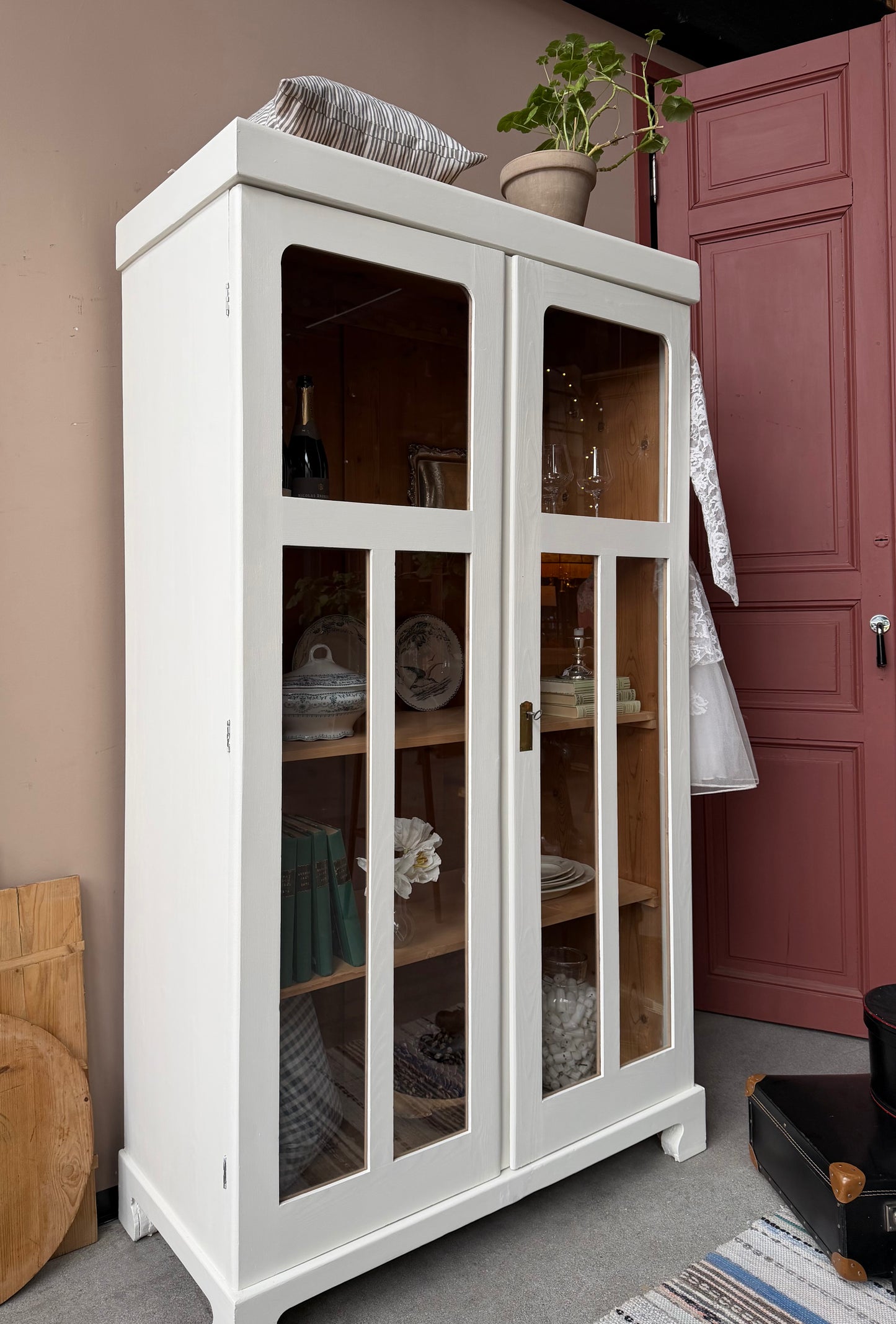 Ett gammalt tufft och vackert vitrinskåp med mjuka former och raka linjer. Passar lika bra i köket som i vardagsrummet.