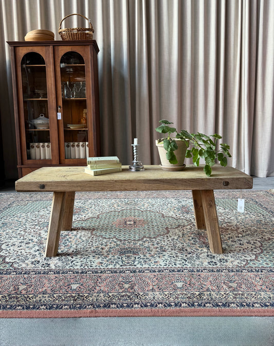 En gammal bänk med många användningsområden; soffbord eller sideboard.Produkten är gammal med härlig patina och spår av tidens tand.
