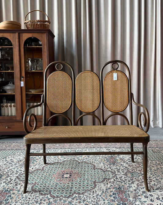 En otroligt fin och nätt rottingsoffa med vackra detaljer. 