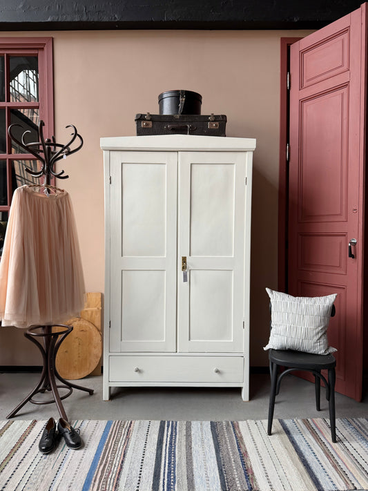 Ett gammalt vackert linneskåp med rundad form upptill och profilerade speglar.