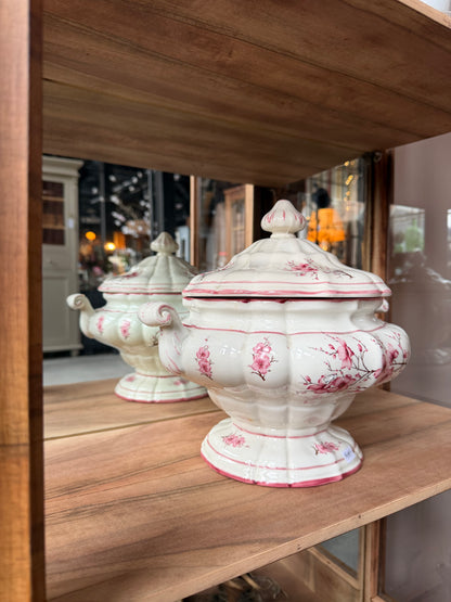 Ett gammalt, elegant vitrinskåp/displayskåp med ett stort glas samt glas i sidan för vackert ljusinsläpp. På skåpets insida sitter en spegel. 