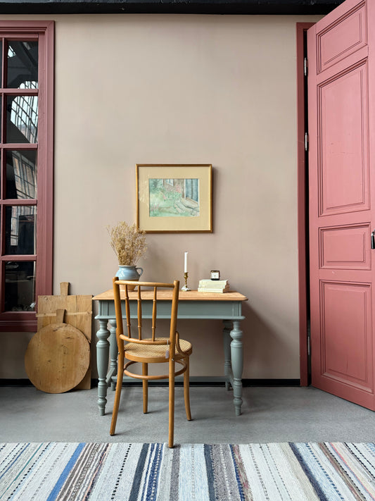 Ett vackert gammalt bord med nätta mått och svarvade ben som passar för både kontoret som skrivbord, det mindre köket eller planteringsbord i växthuset.