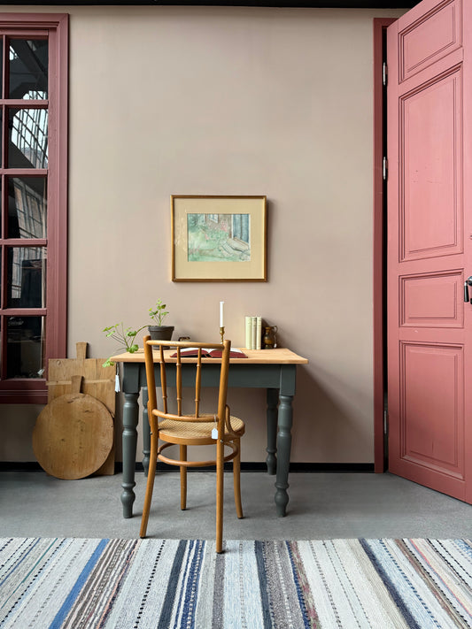 Ett vackert gammalt bord med nätta mått och svarvade ben som passar för både kontoret som skrivbord, det mindre köket eller planteringsbord i växthuset.