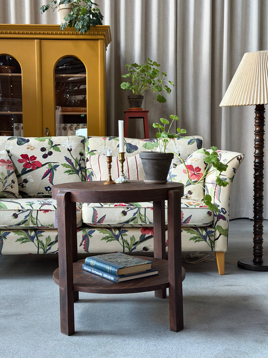 Ett gammalt vackert bord med runda former och ytterligare avställningsyta på en underhylla. Hela bordet är behandlat med en bivax för fin lyster och tålig skiva.