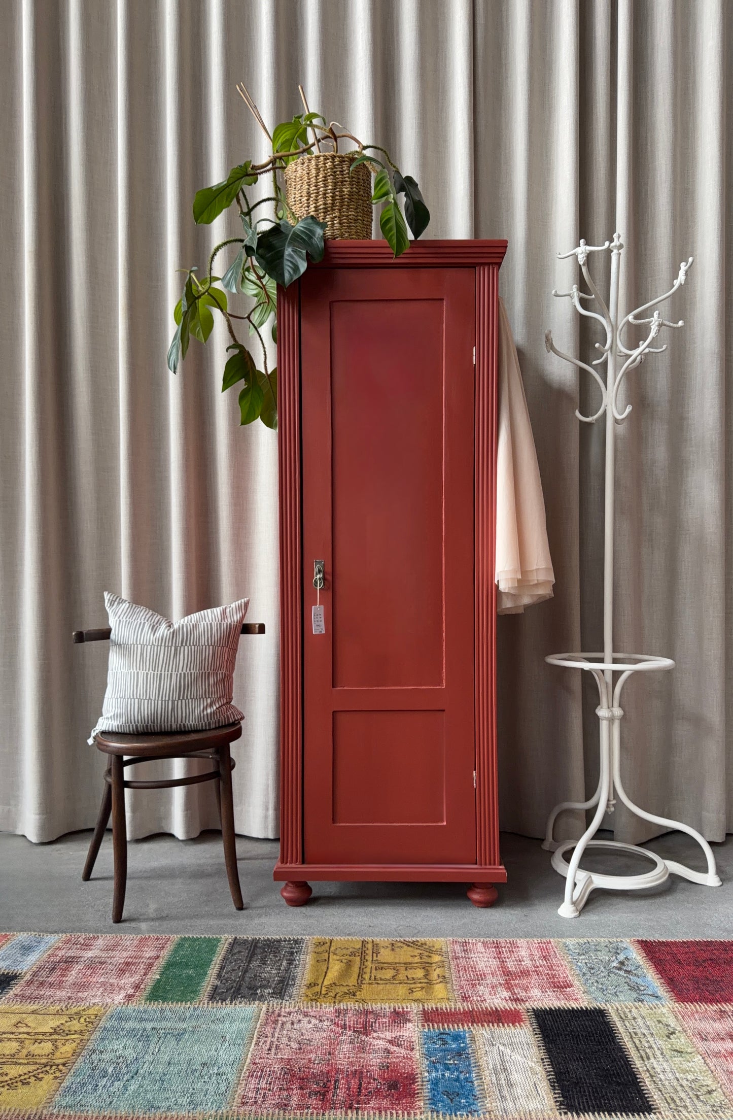 Ett gammalt vackert varmrött linneskåp med enkla och raka former.