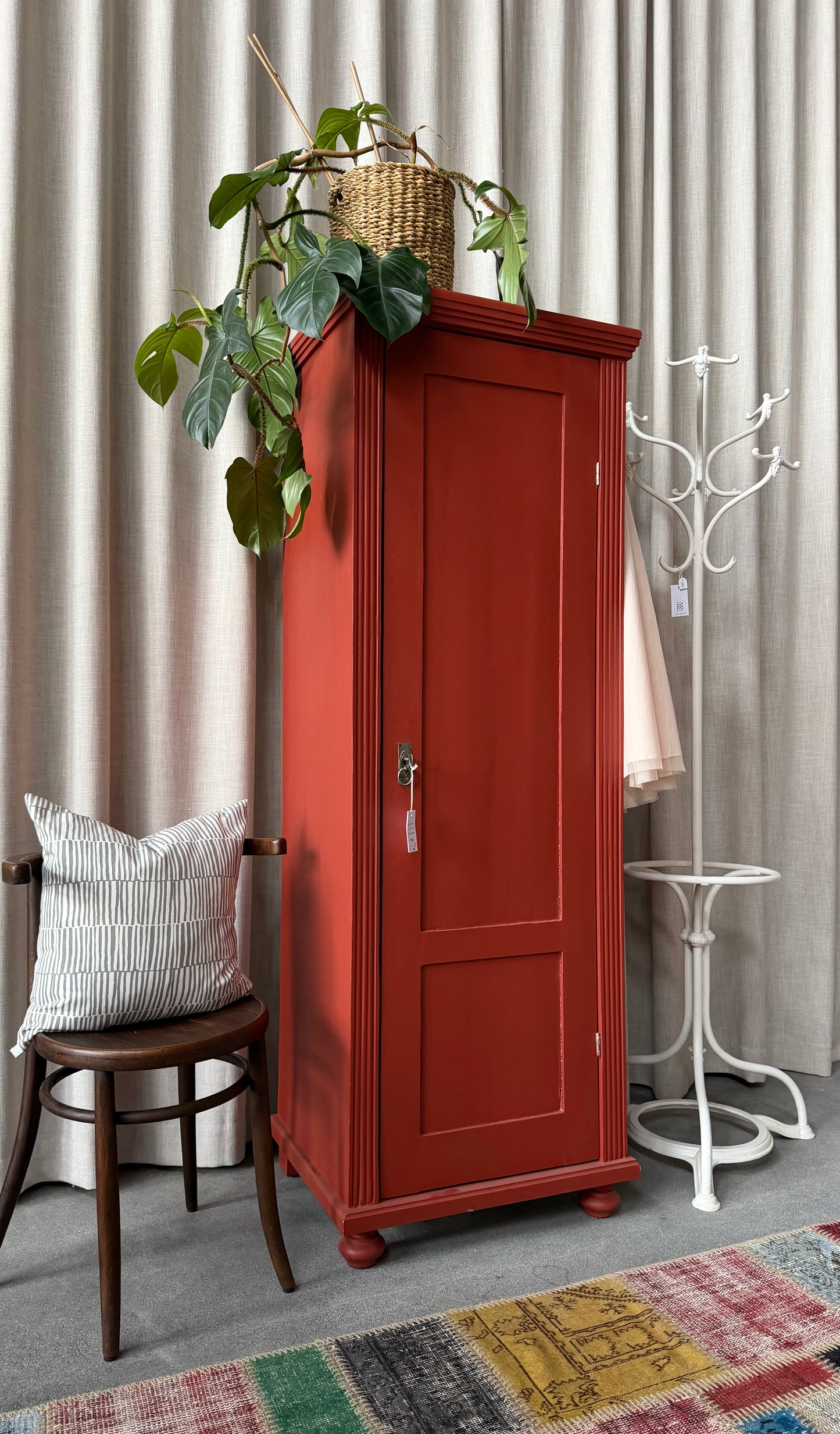 Ett gammalt vackert varmrött linneskåp med enkla och raka former.