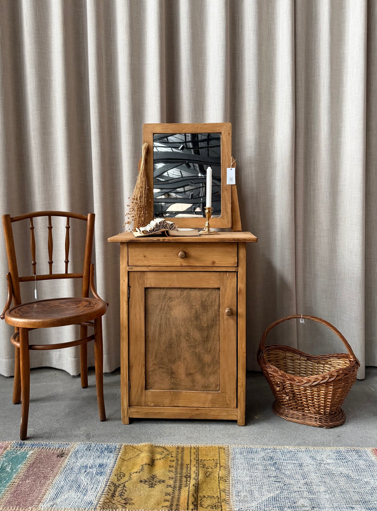 Ett sött litet sminkbord/bord med äldre spegel. Passar fint i ett barnrum. Bordet har förvaring med ett skåp och en utdragbar låda med träknopp. 