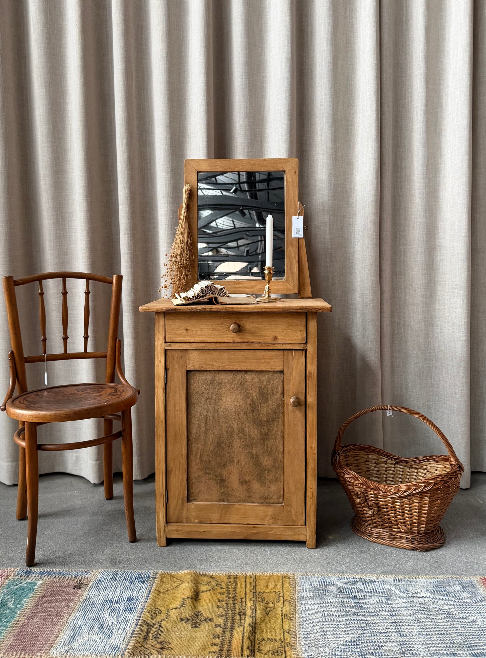 Ett sött litet sminkbord/bord med äldre spegel. Passar fint i ett barnrum. Bordet har förvaring med ett skåp och en utdragbar låda med träknopp. 