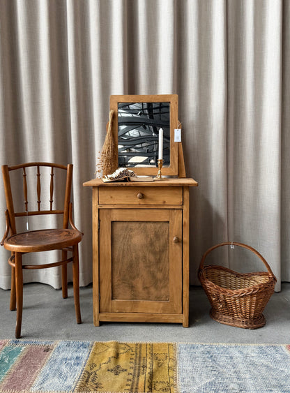 Ett sött litet sminkbord/bord med äldre spegel. Passar fint i ett barnrum. Bordet har förvaring med ett skåp och en utdragbar låda med träknopp. 