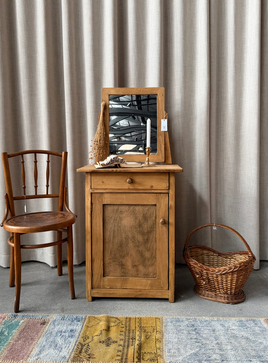 Ett sött litet sminkbord/bord med äldre spegel. Passar fint i ett barnrum. Bordet har förvaring med ett skåp och en utdragbar låda med träknopp. 