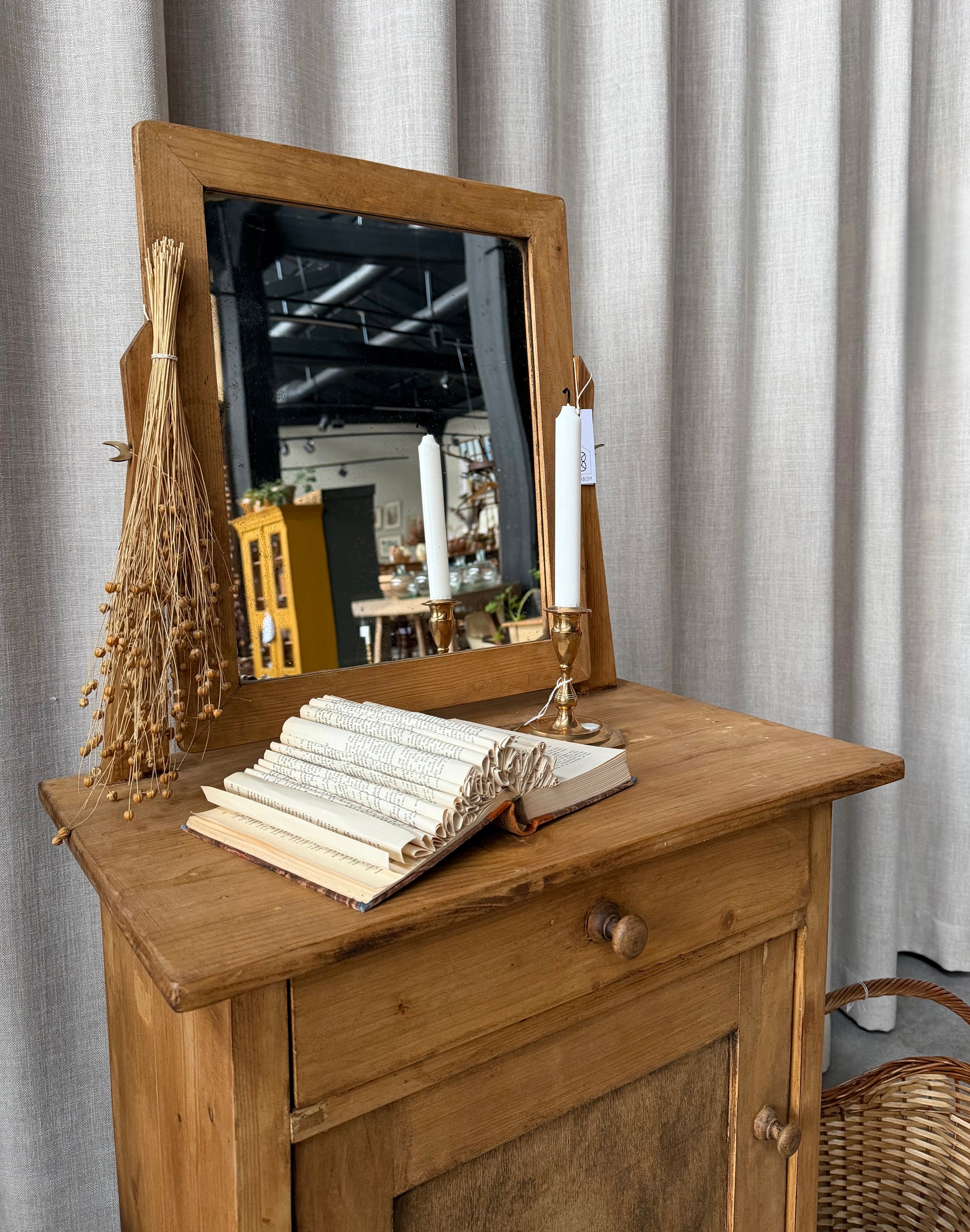 Ett sött litet sminkbord/bord med äldre spegel. Passar fint i ett barnrum. Bordet har förvaring med ett skåp och en utdragbar låda med träknopp. 