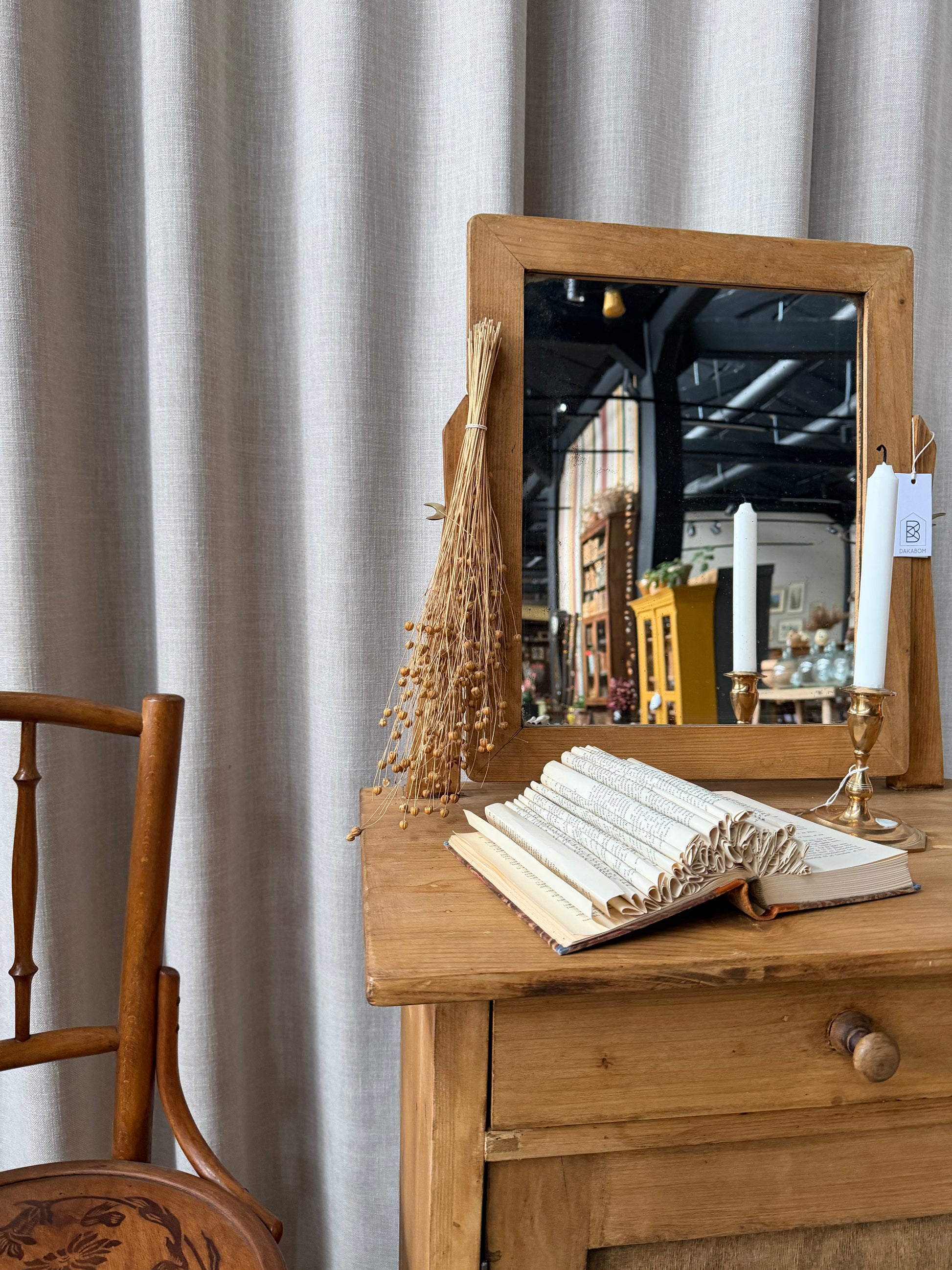 Ett sött litet sminkbord/bord med äldre spegel. Passar fint i ett barnrum. Bordet har förvaring med ett skåp och en utdragbar låda med träknopp. 