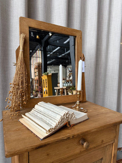 Ett sött litet sminkbord/bord med äldre spegel. Passar fint i ett barnrum. Bordet har förvaring med ett skåp och en utdragbar låda med träknopp. 