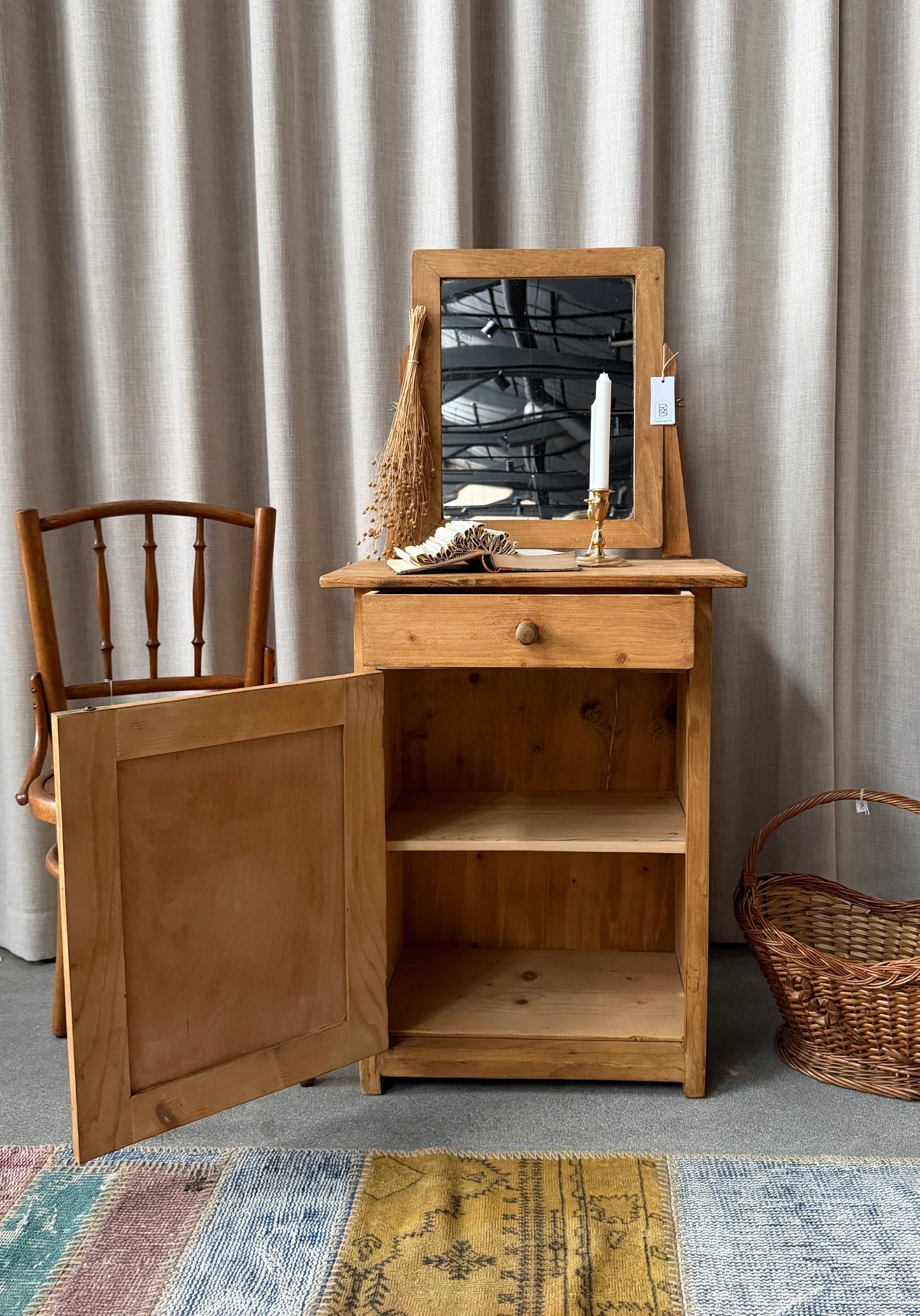 Ett sött litet sminkbord/bord med äldre spegel. Passar fint i ett barnrum. Bordet har förvaring med ett skåp och en utdragbar låda med träknopp. 