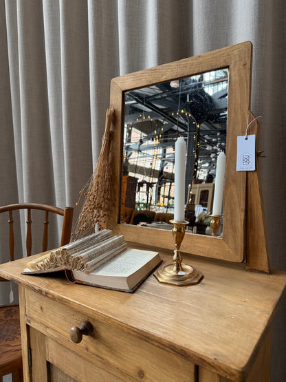 Ett sött litet sminkbord/bord med äldre spegel. Passar fint i ett barnrum. Bordet har förvaring med ett skåp och en utdragbar låda med träknopp. 