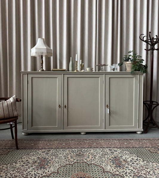 Ett gammalt, brett men inte så högt skåp med plats för mycket! Fint i såväl vardagsrummet, sovrummet eller köket.&nbsp;