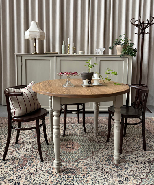 Runt matbord 110,5 cm diam. A183