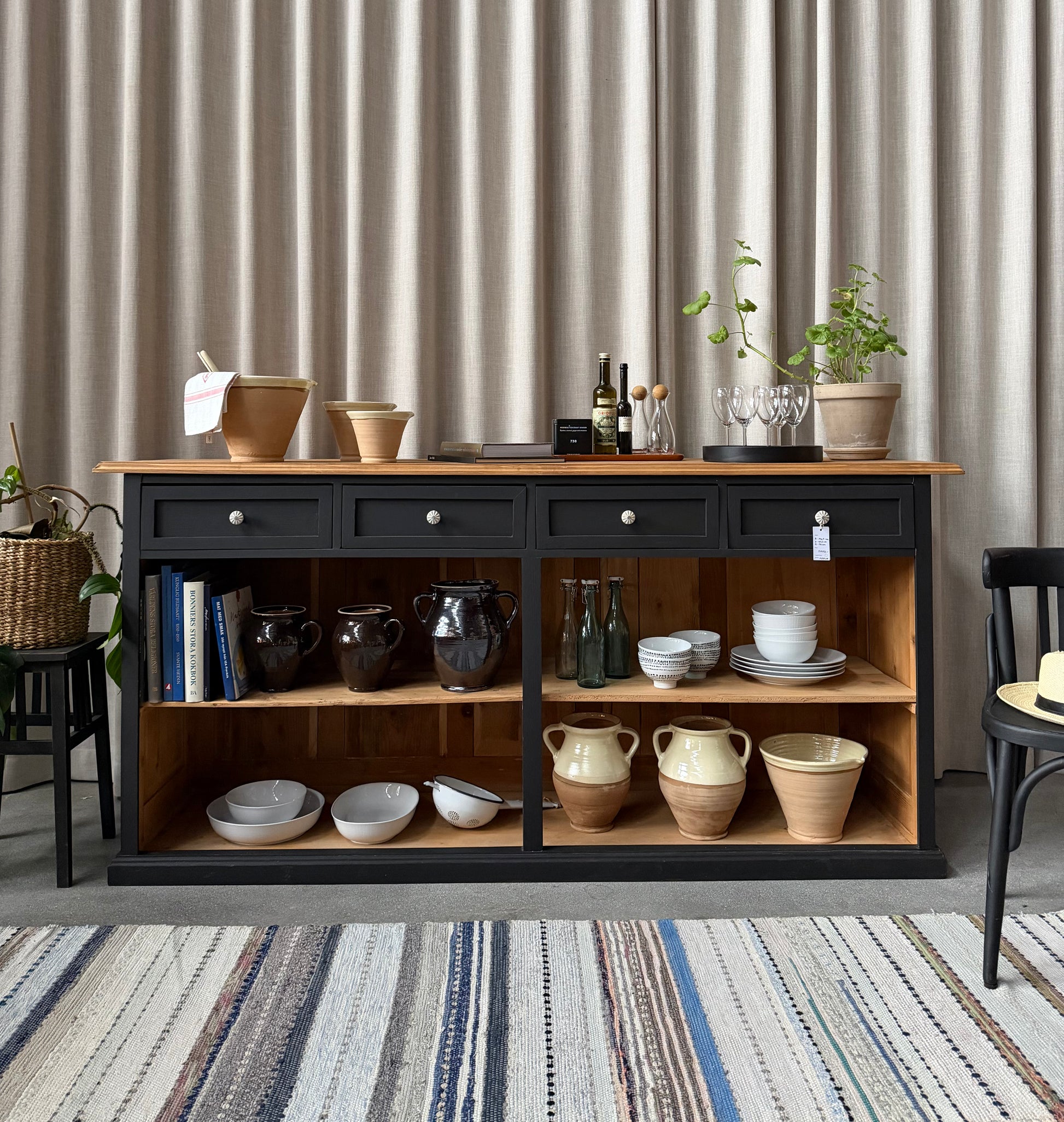 En vacker köksö/sidebord med en underhylla för praktisk förvaring.