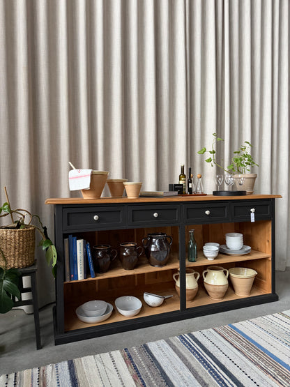 En vacker köksö/sidebord med en underhylla för praktisk förvaring.