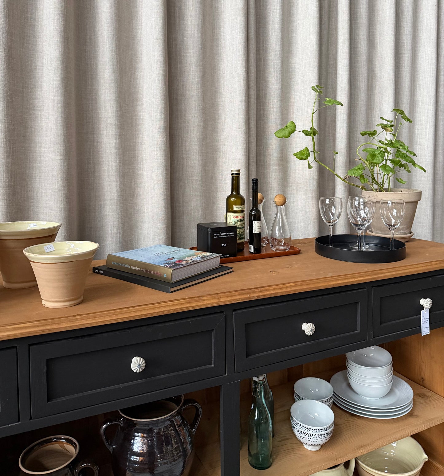 En vacker köksö/sidebord med en underhylla för praktisk förvaring.