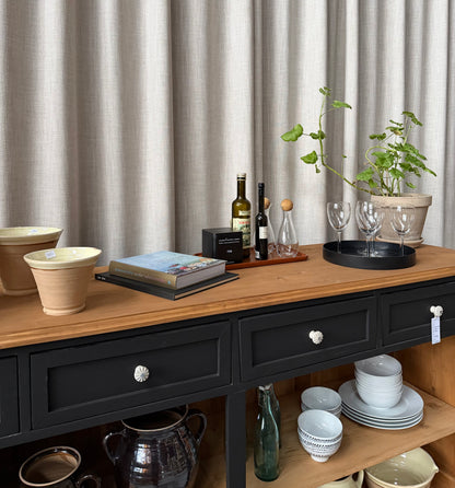 En vacker köksö/sidebord med en underhylla för praktisk förvaring.