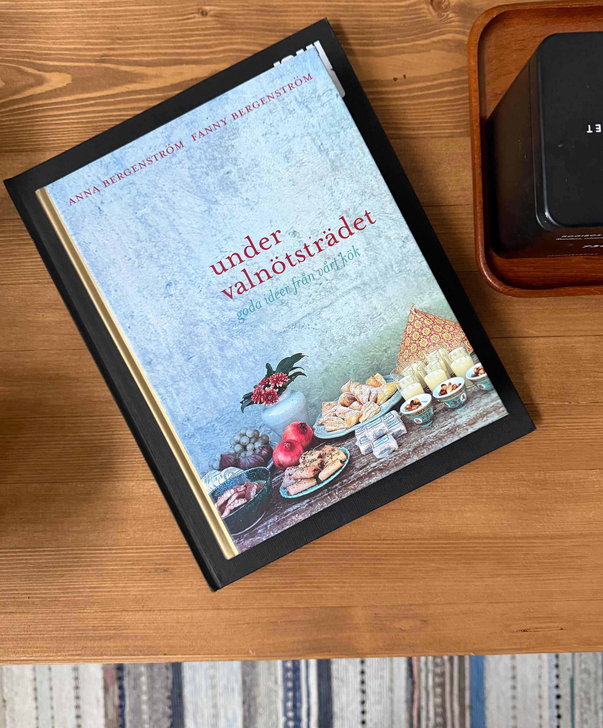 En vacker köksö/sidebord med en underhylla för praktisk förvaring.