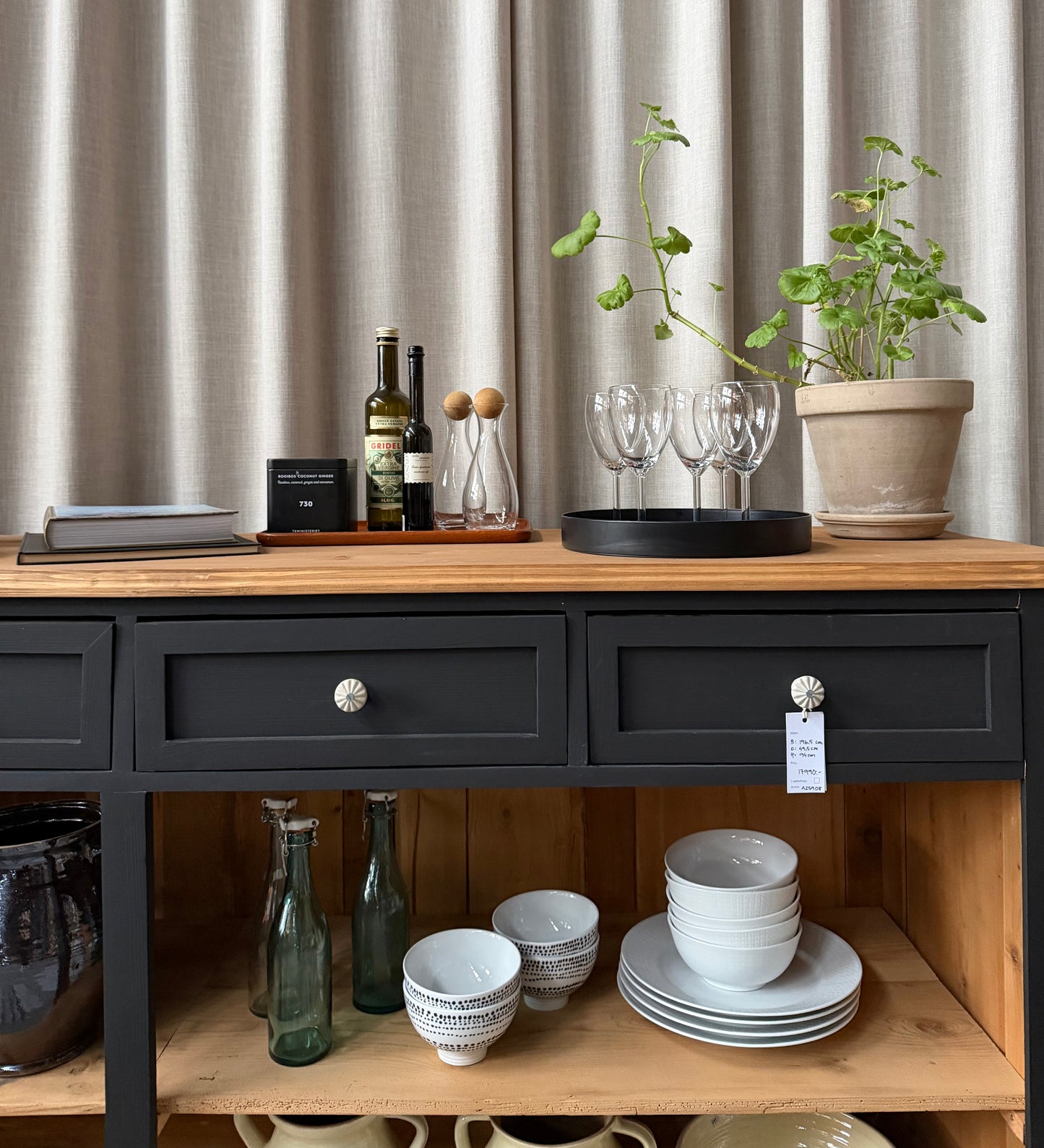 En vacker köksö/sidebord med en underhylla för praktisk förvaring.