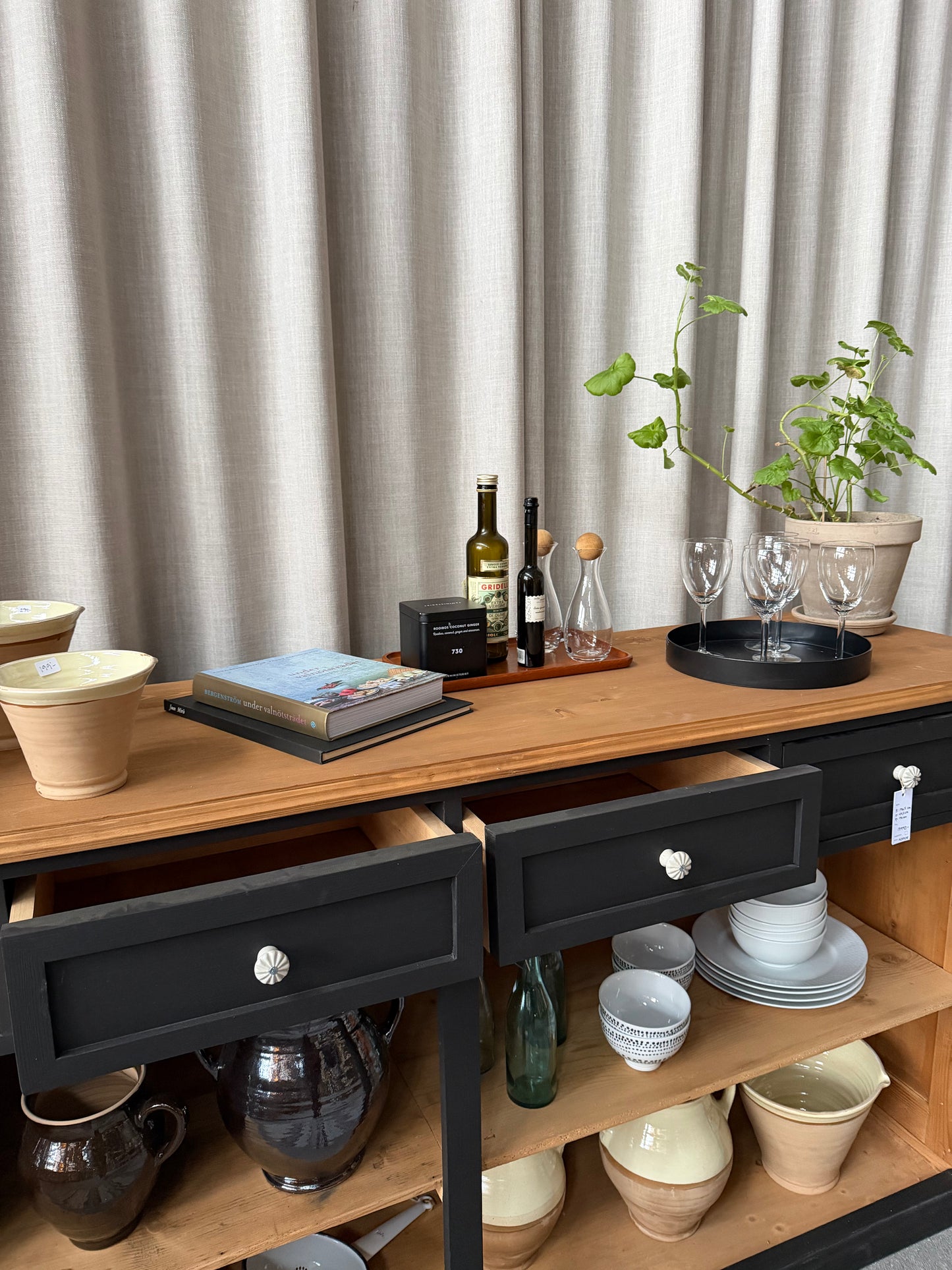 En vacker köksö/sidebord med en underhylla för praktisk förvaring.