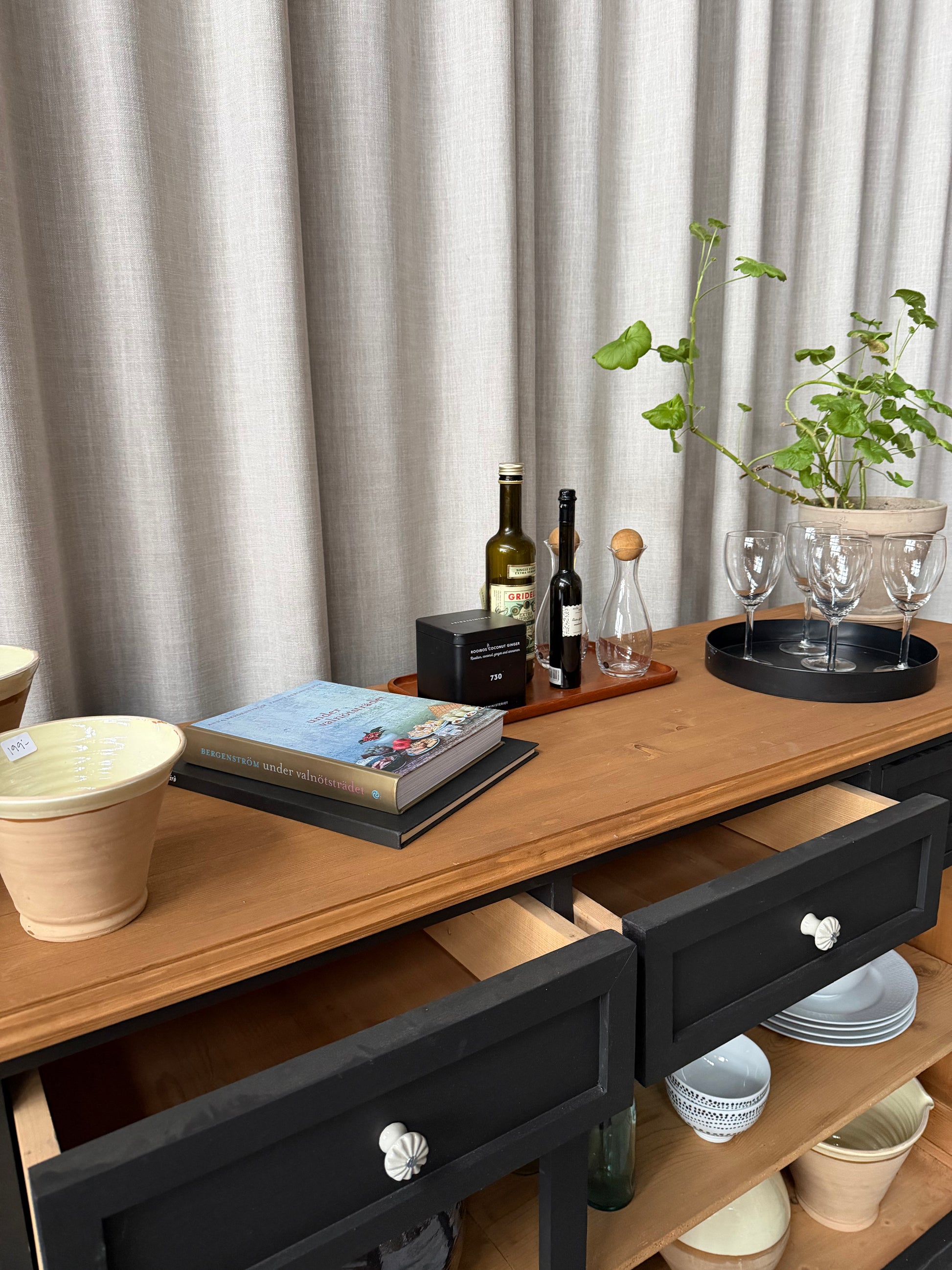 En vacker köksö/sidebord med en underhylla för praktisk förvaring.