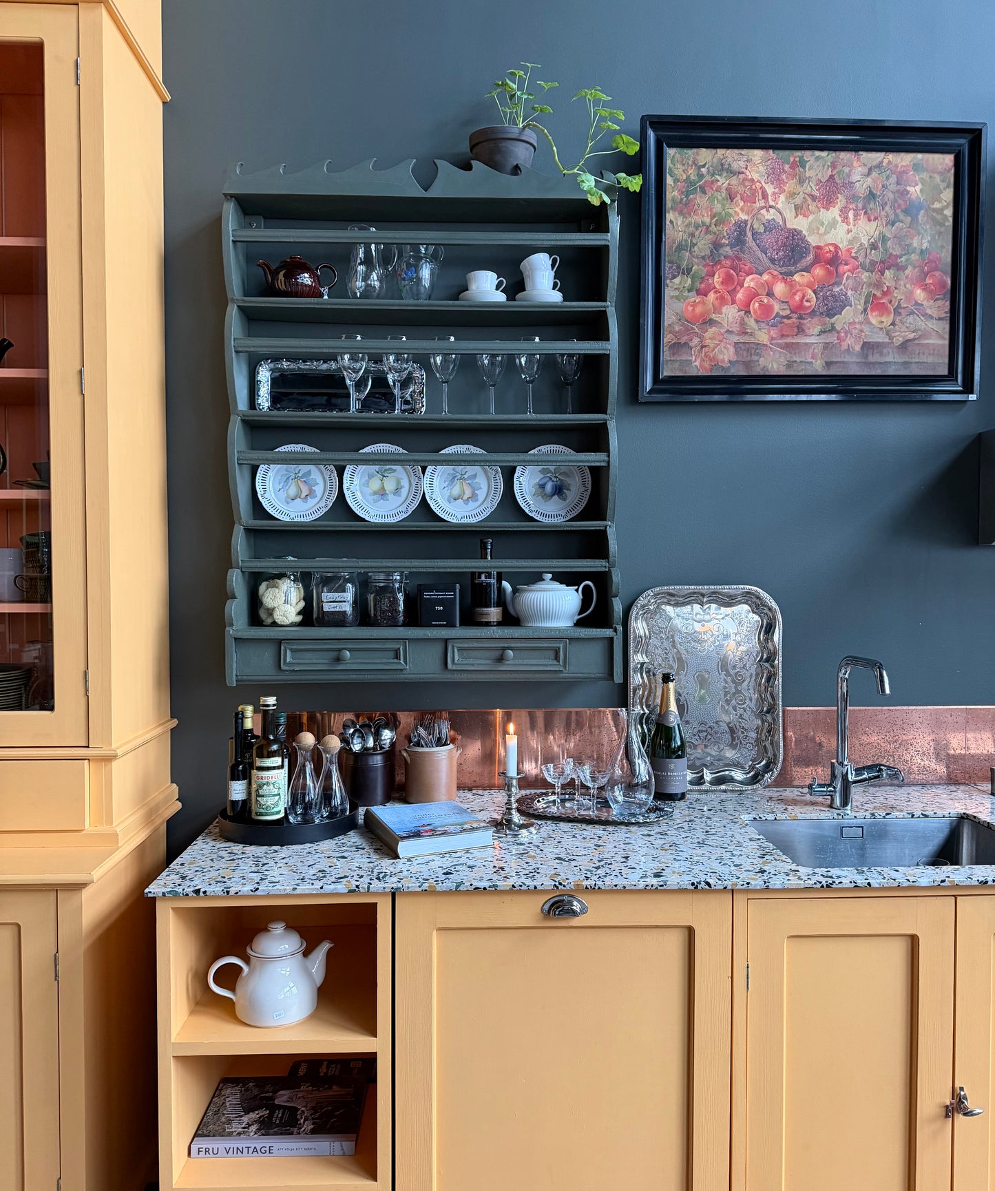 En vacker grön tallrikshylla som passar fint i både det lantliga och mer moderna köket.