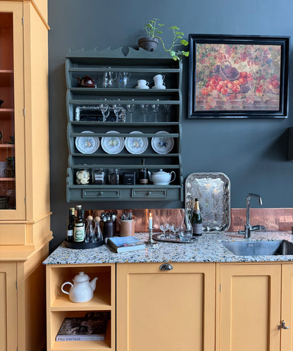 En vacker grön tallrikshylla som passar fint i både det lantliga och mer moderna köket.