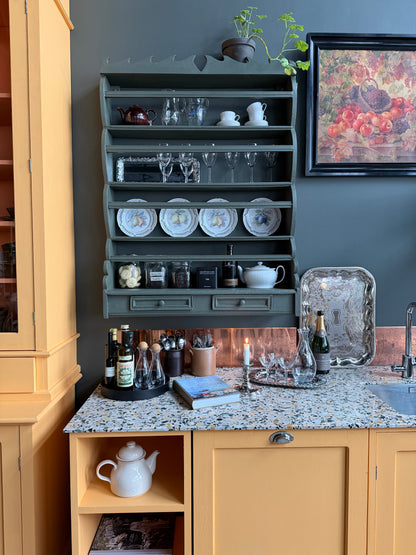 En vacker grön tallrikshylla som passar fint i både det lantliga och mer moderna köket.