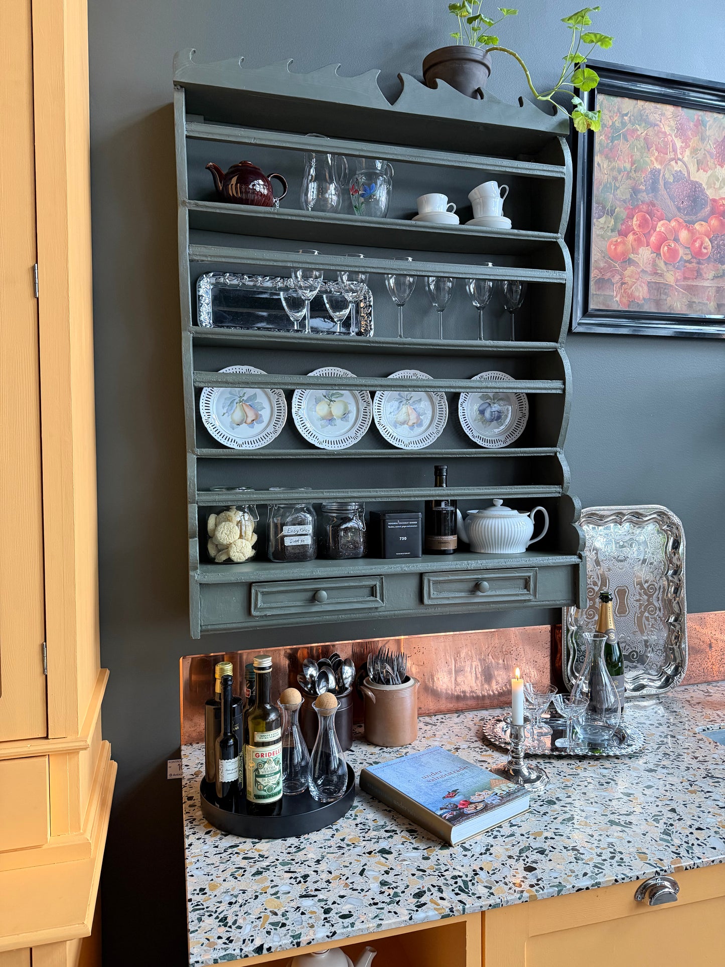 En vacker grön tallrikshylla som passar fint i både det lantliga och mer moderna köket.