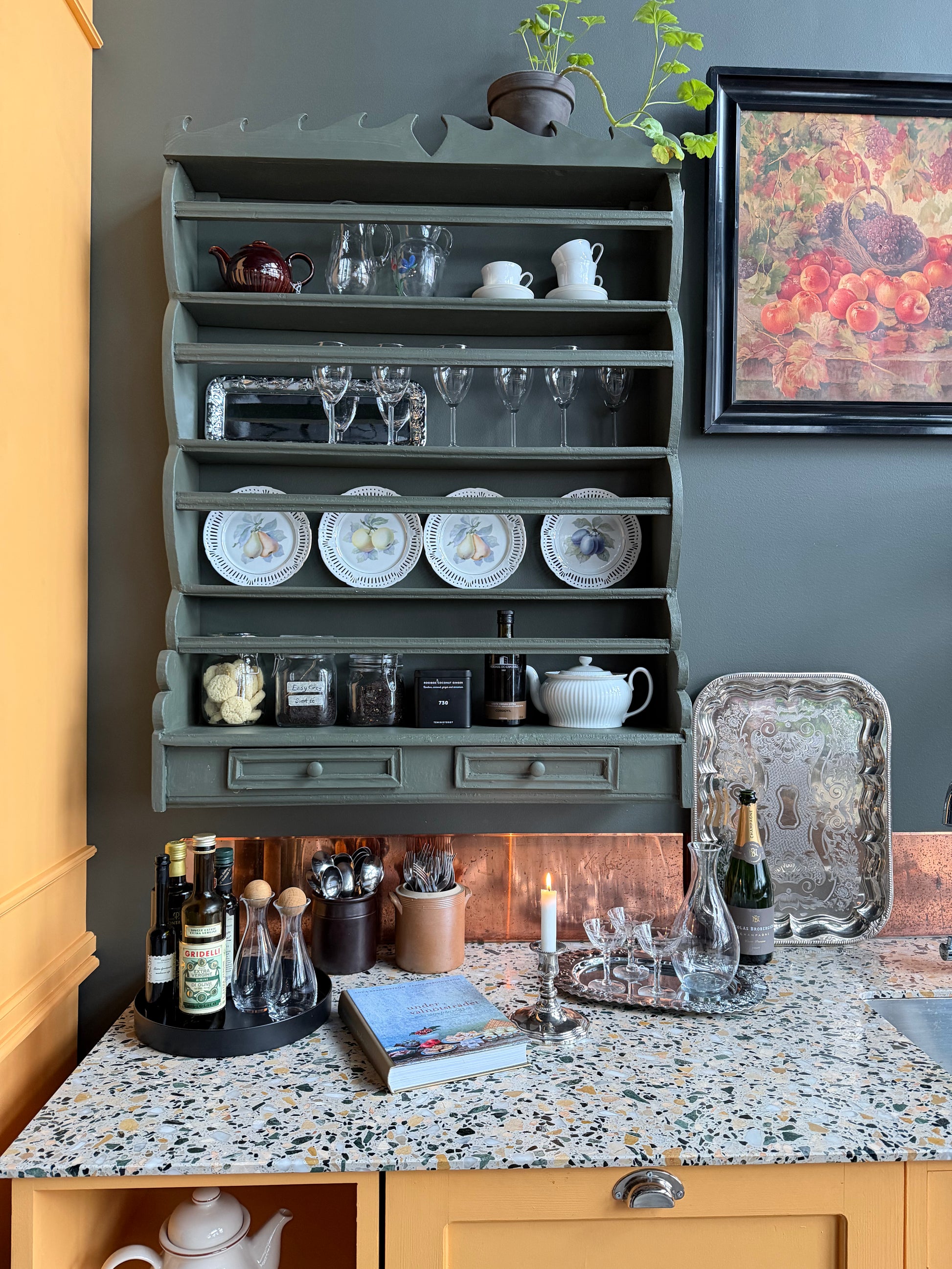 En vacker grön tallrikshylla som passar fint i både det lantliga och mer moderna köket.