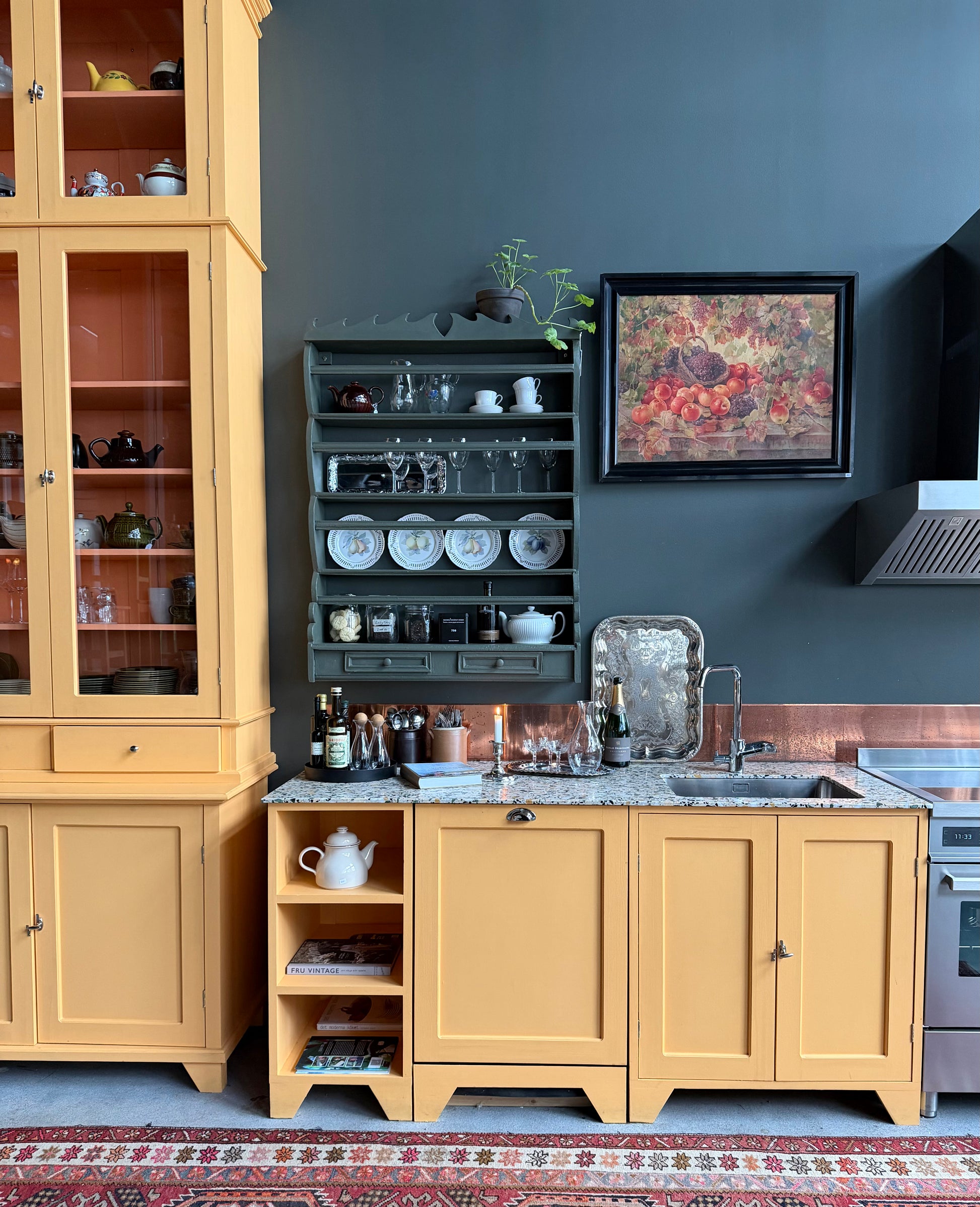 En vacker grön tallrikshylla som passar fint i både det lantliga och mer moderna köket.