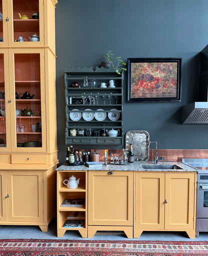 En vacker grön tallrikshylla som passar fint i både det lantliga och mer moderna köket.