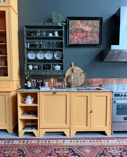 En vacker grön tallrikshylla som passar fint i både det lantliga och mer moderna köket.