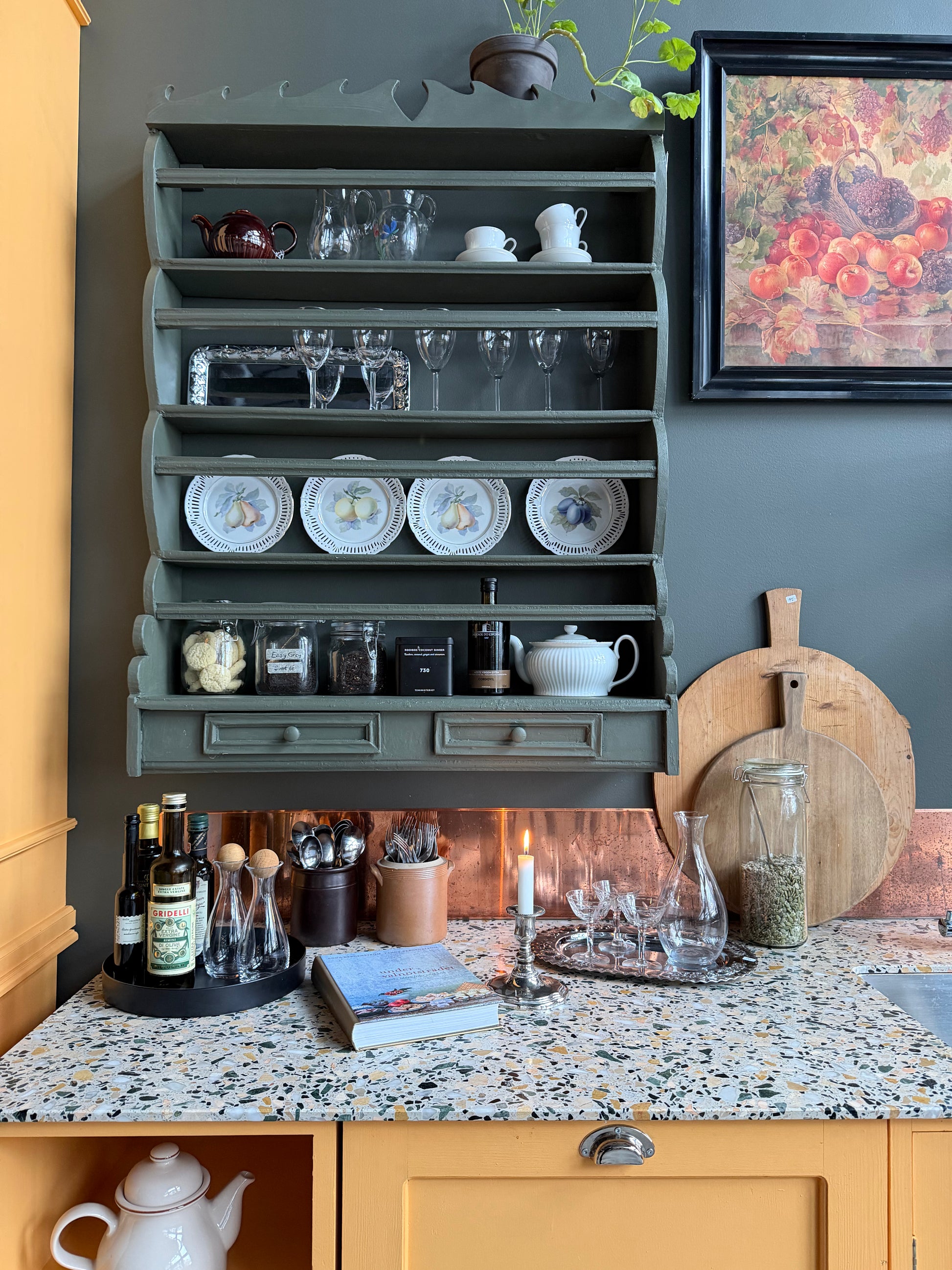 En vacker grön tallrikshylla som passar fint i både det lantliga och mer moderna köket.