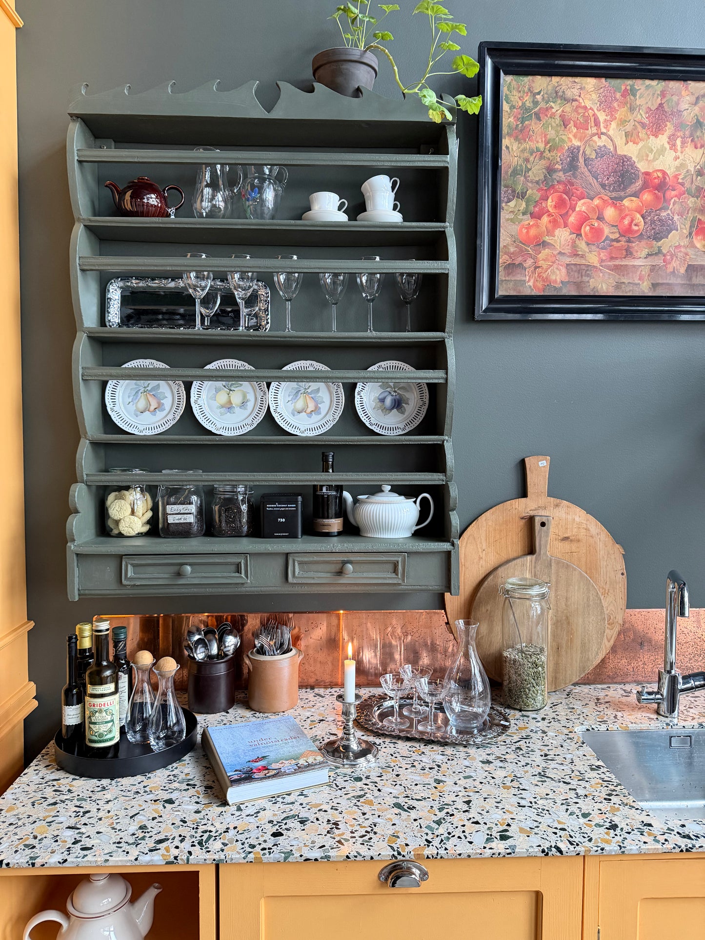 En vacker grön tallrikshylla som passar fint i både det lantliga och mer moderna köket.