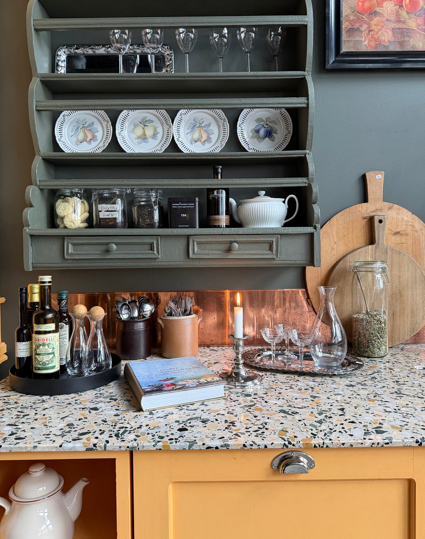 En vacker grön tallrikshylla som passar fint i både det lantliga och mer moderna köket.