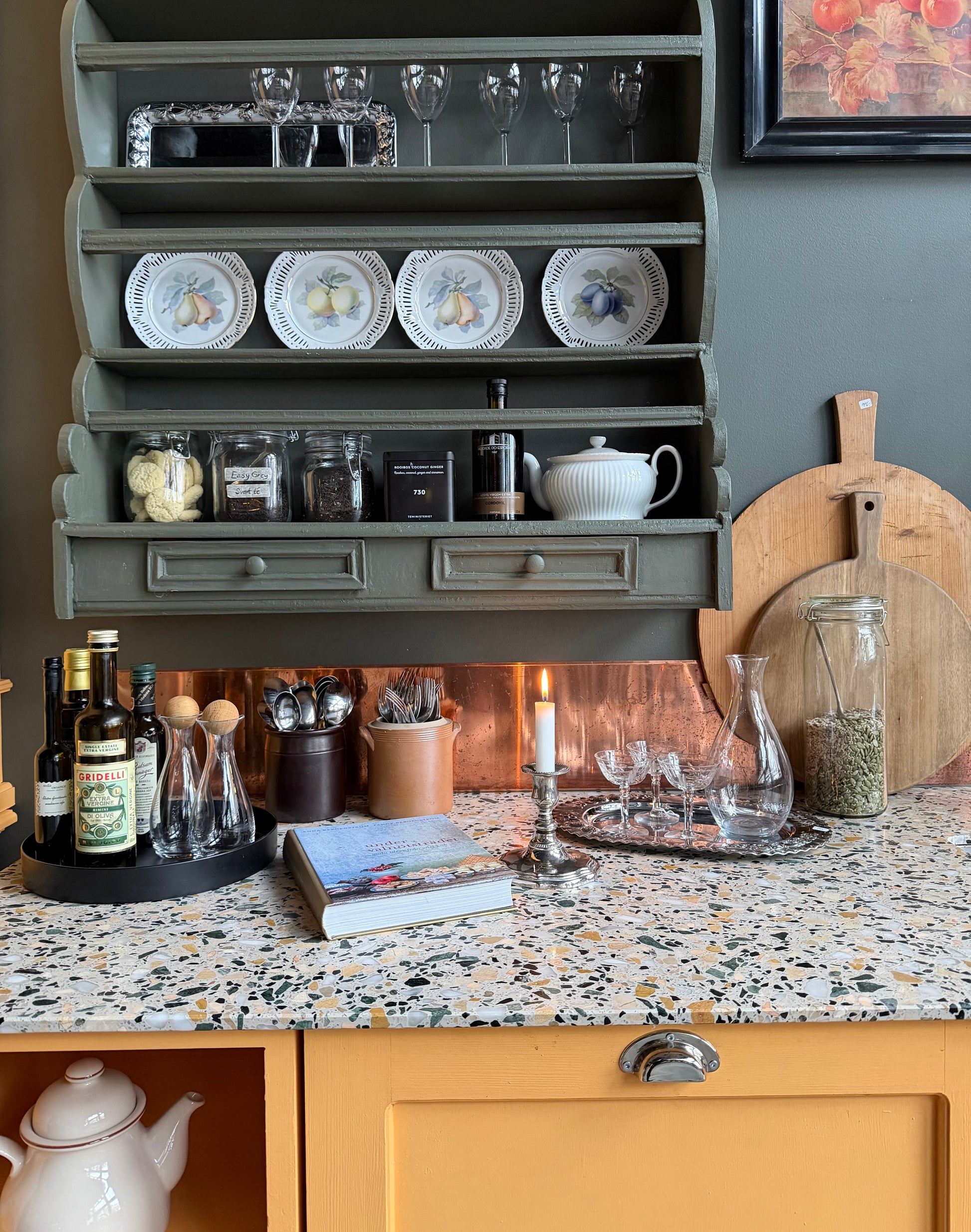 En vacker grön tallrikshylla som passar fint i både det lantliga och mer moderna köket.