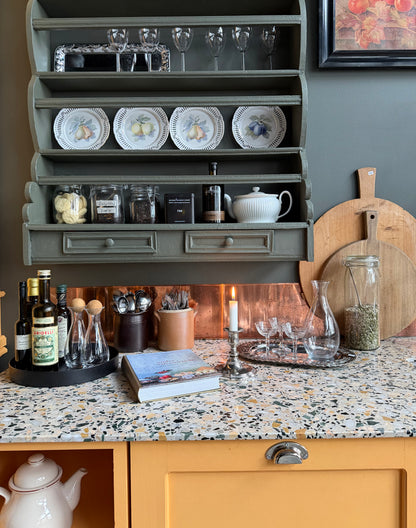 En vacker grön tallrikshylla som passar fint i både det lantliga och mer moderna köket.