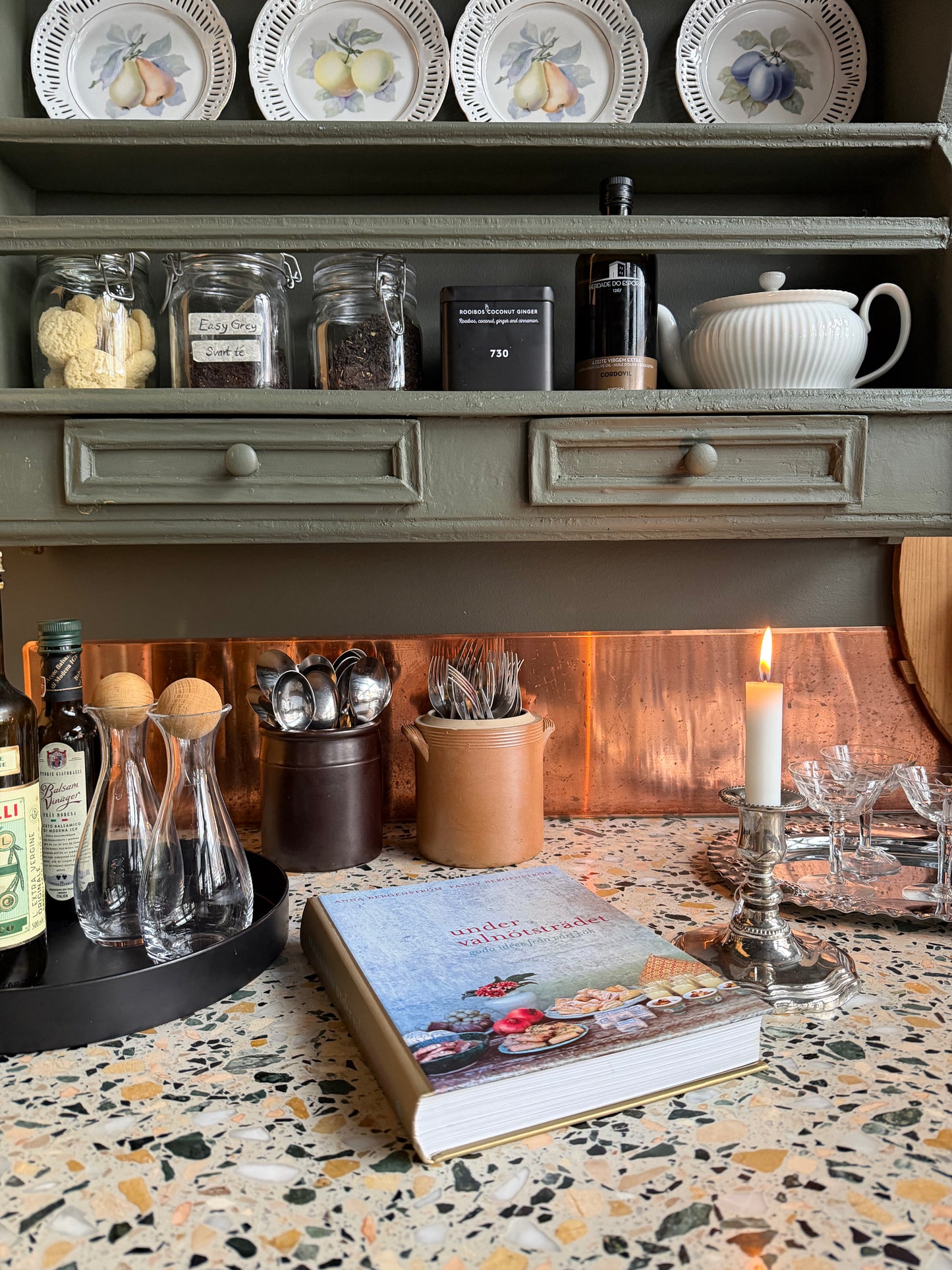 En vacker grön tallrikshylla som passar fint i både det lantliga och mer moderna köket.