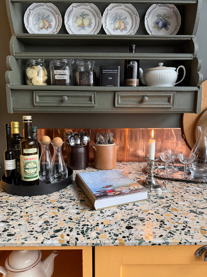 En vacker grön tallrikshylla som passar fint i både det lantliga och mer moderna köket.