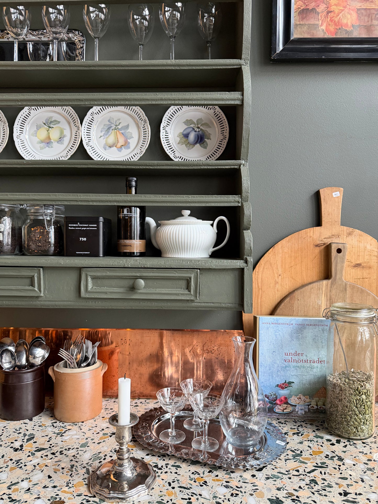 En vacker grön tallrikshylla som passar fint i både det lantliga och mer moderna köket.