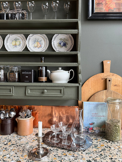 En vacker grön tallrikshylla som passar fint i både det lantliga och mer moderna köket.