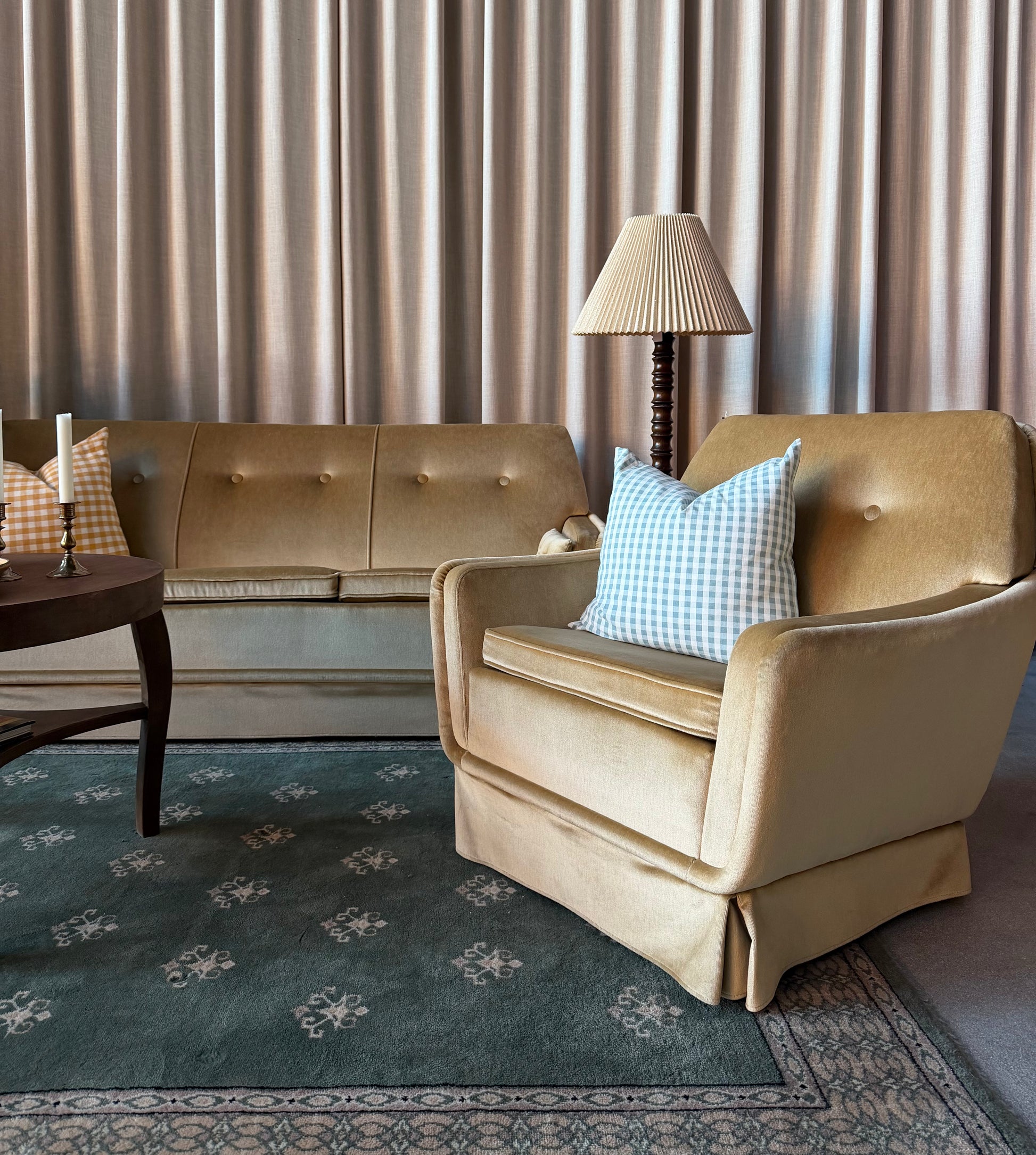 En ljus och ljuvlig champagnefärgad stoppad soffgrupp med en soffa och en tillhörande fåtölj i skön modell. Soffgruppen är gammal men i fint skick, vissa mindre skavanker kan förekomma. 