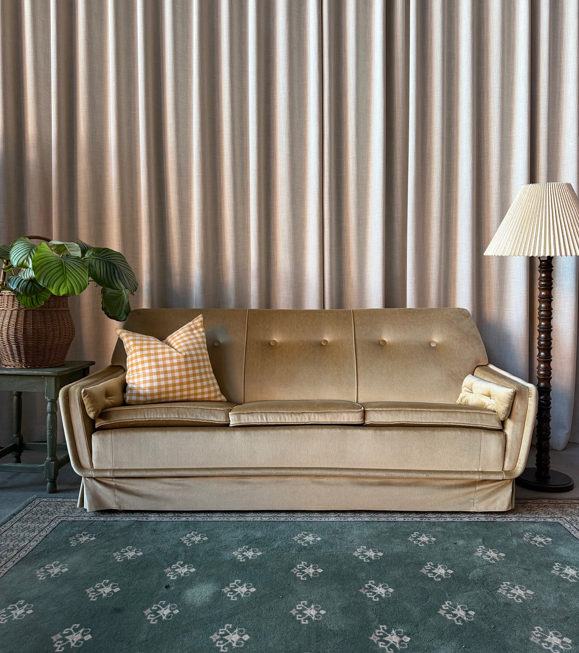 En ljus och ljuvlig champagnefärgad stoppad soffgrupp med en soffa och en tillhörande fåtölj i skön modell. Soffgruppen är gammal men i fint skick, vissa mindre skavanker kan förekomma. 