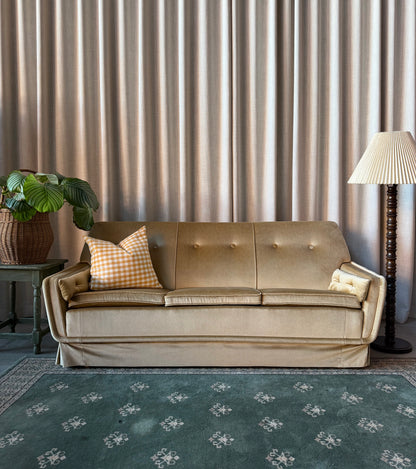 En ljus och ljuvlig champagnefärgad stoppad soffgrupp med en soffa och en tillhörande fåtölj i skön modell. Soffgruppen är gammal men i fint skick, vissa mindre skavanker kan förekomma. 